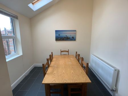 Feversham Crescent, Wigginton Road - P2111 - Photo 2