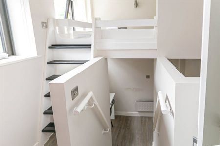 Crown House, - Photo 3