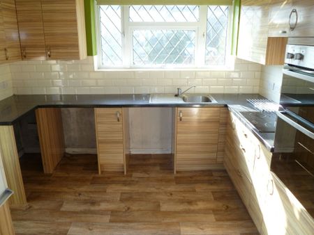 2 bed Bungalow - To Let - Photo 3