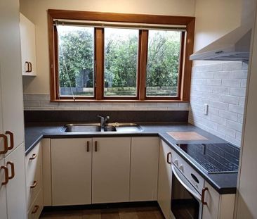 Delightful 2BR Avonhead Home w/ Garden - Photo 4