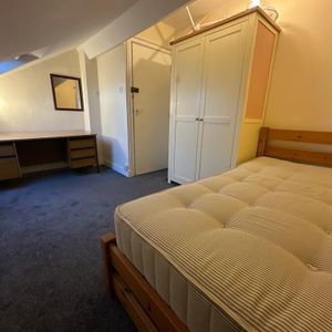 1 bedroom in a house share to rent - Photo 2