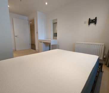 Dockside flat close to Canada Water Station - Photo 3