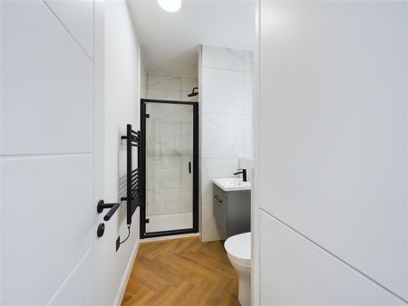 High street, crawley - Photo 4