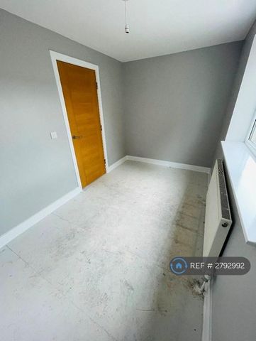 4 bedroom end of terrace house to rent - Photo 2