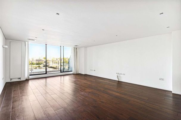 A beautifully refurbished, contemporary, three bedroom lateral apartment with stunning river views of the river and Albert Bridge. - Photo 1