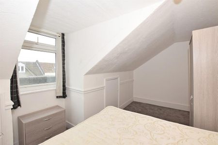 3 bedroom flat to rent - Photo 3