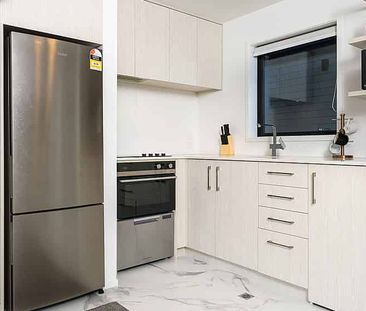 Modern 2-Bedroom, 2-Bathroom Townhouse - Te Atatu Peninsula - Photo 2