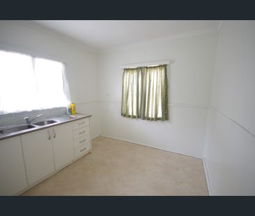 Three Bedroom home enclosed back garden plenty of room - Photo 5