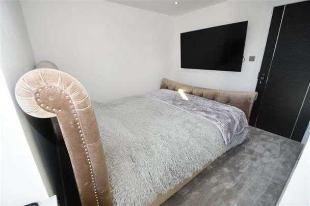 Bedroom Semi-detached House In Windsor, SL4 - Photo 1