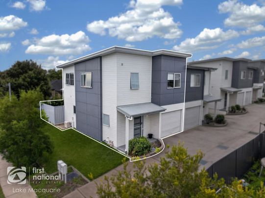 Modern 3-Bedroom Townhouse - Photo 1