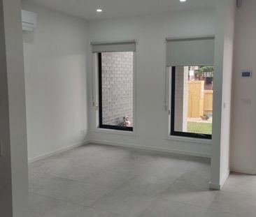 Stylish townhouse - Photo 2