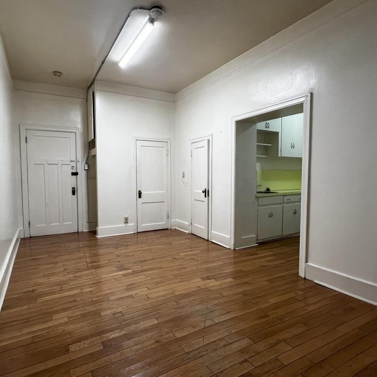 Regina Apartment near Cathedral Area - Photo 1
