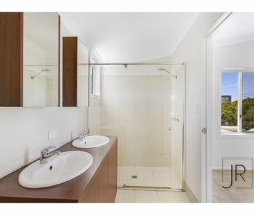 12 Poinciana Boulevard, Broadbeach Waters QLD 4218 - House For Rent... - Photo 1