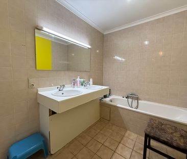 Ruim drie-slaapkamerappartement met garagebox in centrum Tielt! - Photo 6