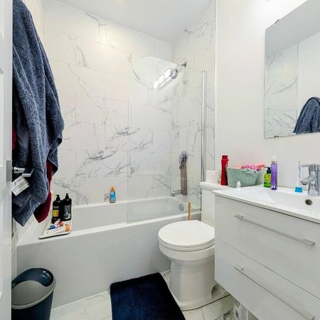 **Because You Deserve Renovated 4 1/2, TOP FLOOR, Metro Lasalle,Verdun** - Photo 3