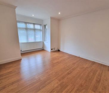 Woking Road, Guildford - 4 bedrooms Property for lettings - Seymours - Photo 3