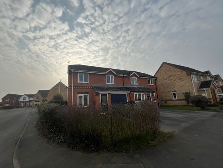 3 bedroom Semi-Detached House to let - Photo 2