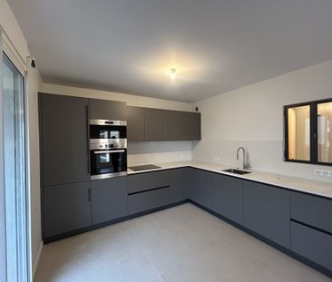 Location Appartement 4 pièces 77m² NICE 06200 - Photo 4