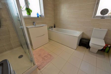3 bedroom House in Eden Mount, Leeds - Photo 2
