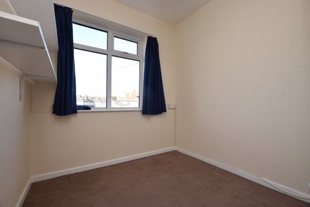 17, Moor Grange Drive, Leeds, West Yorkshire, LS16 5BW - Photo 4