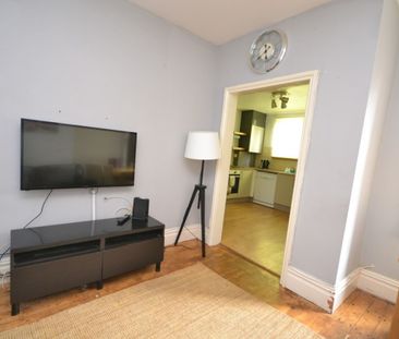 References Pending - 6 bed Detached House - Photo 1