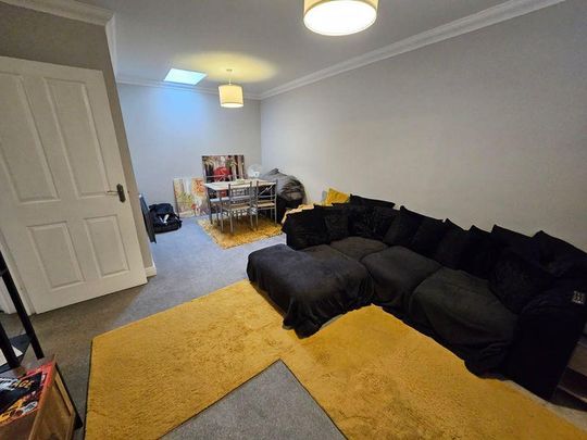 2 bedroom coach house to rent - Photo 1