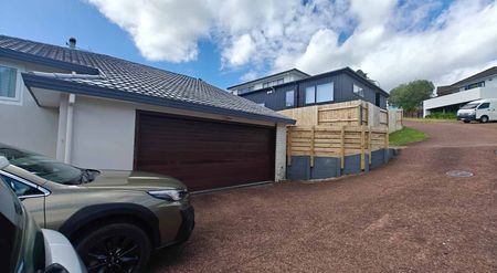 4 Bedrooms Spacious Home in the Heart of Unsworth Heights! - Photo 2