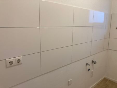 ** Erstbezug nach Modernisierung ab Mai 2026! 2 Zimmer mit Loggia & Tageslichtbad ** - Photo 2