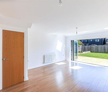 4 bedroom semi-detached house to rent - Photo 2