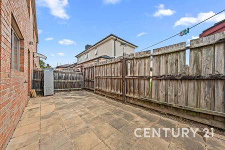 Spacious 3-Bedroom Living - Photo 3