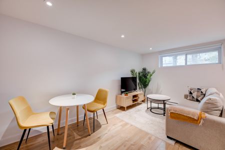 5489 Avenue Coolbrook, #A - Photo 2