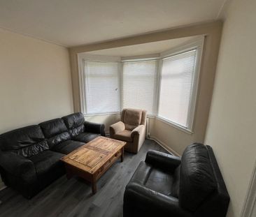 4 Bed Semi-Detached House, Marionville Drive, EH7 - Photo 2