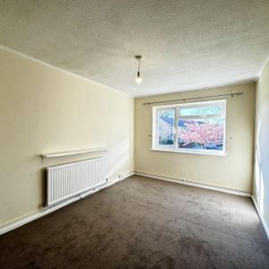 1 Bedroom Flat - Photo 2