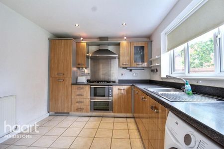 4 bedroom detached house to rent - Photo 3