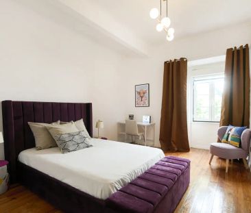 Room in a shared 13-bedroom apartment for rent in Lisbon. - Foto 3