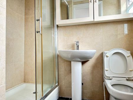 1 bedroom in a house share to rent - Photo 4