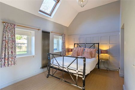 Elegant three bedroom property in a Manor House located in the village of Eastleach. - Photo 3