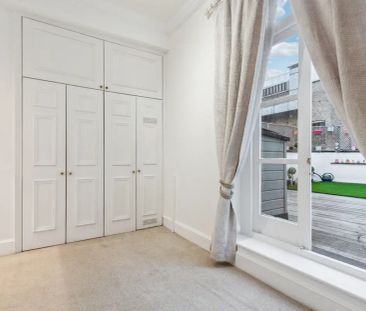 3 bedroom flat in London - Photo 2