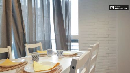 Single Bed in Room in a shared 4-bedroom apartment for rent in Aluche, professionals only - Photo 4