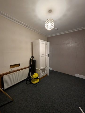 5 Bed Semi-Detached House, Mayflower Road, SO15 - Photo 2