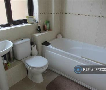 2 bedroom end of terrace house to rent - Photo 5