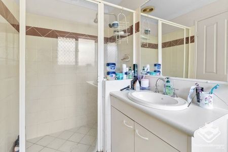 6KW Solar, Sunnybank Hills State School catchment, rent includes water - Photo 3