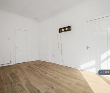 3 bedroom flat to rent - Photo 6