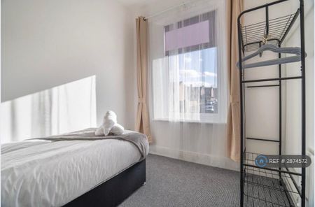 3 bedroom flat to rent - Photo 3
