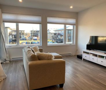 🔥 5 ½ ENSOLEILLÉ – 1350 PI² – JUIN/JUILLET 2026 🔥 - Photo 1
