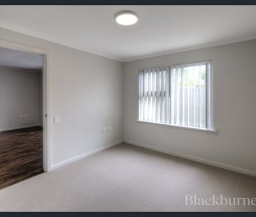 STUNNING APARTMENT, PERFECT LOCATION, QUALITY FINISHES - Photo 3