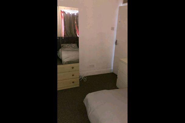 Room in a Shared House, Norwood Avenue, HA0 - Photo 1