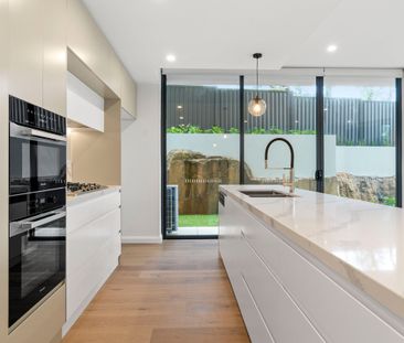 Luxury Three Bedroom Apartment With Parking! - Photo 4