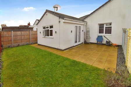 2 bedroom semi-detached bungalow to rent - Photo 3
