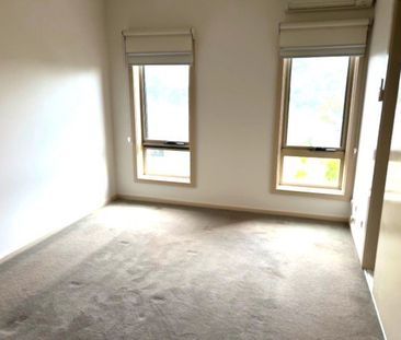 Stylish Apartment Steps from Templestowe Village - Photo 2